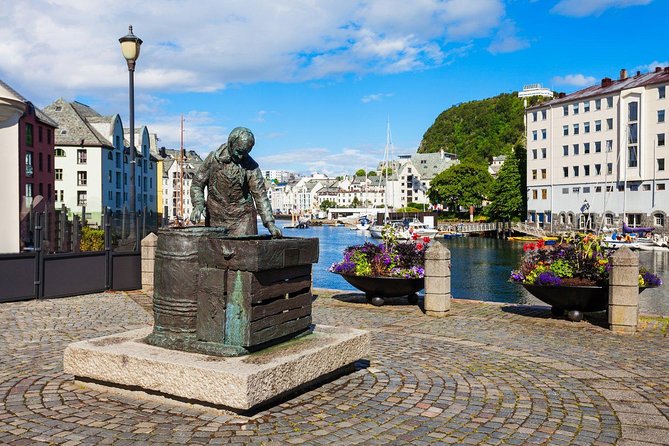 Alesund Shore Excursion: The Ultimate Sightseeing Tour - Alnes Lighthouse climb: the view is the whole point