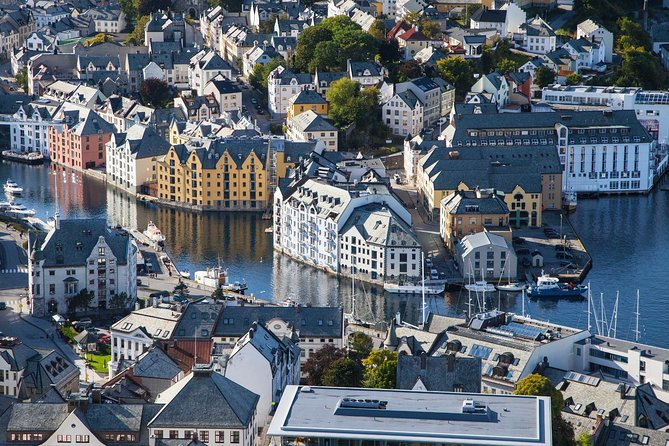 Alesund Shore Excursion: The Ultimate Sightseeing Tour - The guide experience: why it can swing from okay to great