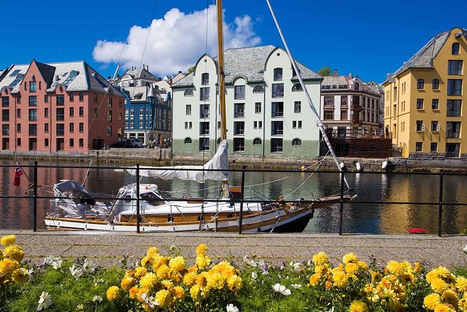 Alesund Shore Excursion: The Ultimate Sightseeing Tour - Meeting at Storneskaia, then letting the bus do the work