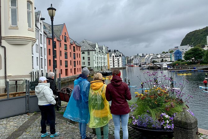 Amazing city walk in Ålesund - St. Olavplass: the square stop that helps you orient