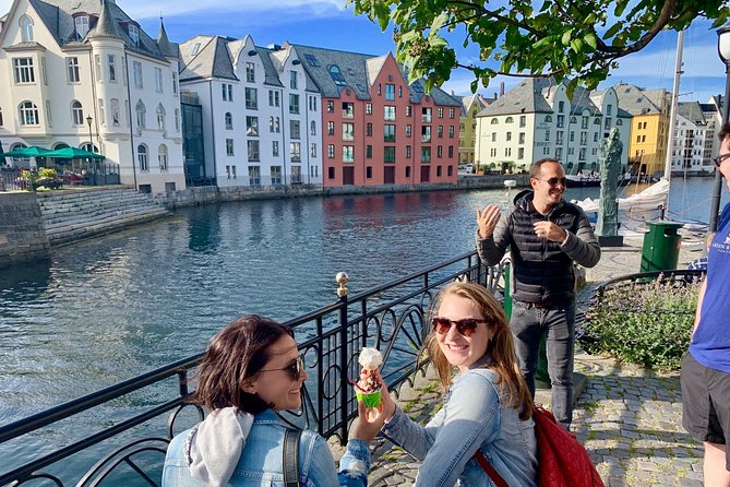 Amazing city walk in Ålesund - Finding the meeting point at Rådhusplassen without stress