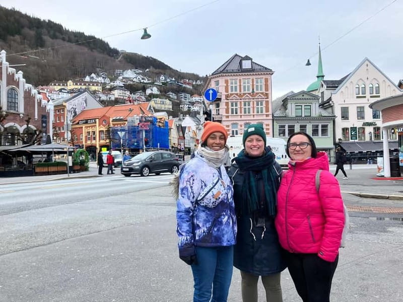 Bergen: Authentic Morning Walking Tour - Guides with humor and patient Q&A, not a script