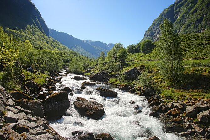 Bergen: Easy Hike to Bondhus Glacier Lake w/Lunch in Rosendal - Steinsdalsfossen: walking behind the waterfall