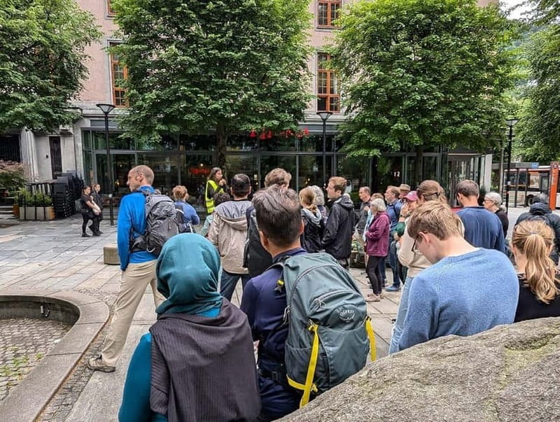 Bergen: Guided Walking Tour with Local Guide - Meeting at Torgallmenningen and finding the NORDIC FREEDOM TOURS guide
