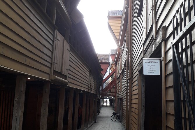 Bergen: Local food tasting & Excursion with a city view from the top - A smart Bergen mix: medieval core, fish tastes, and Fløyen views