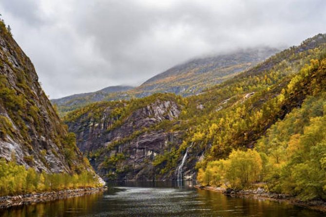 Bergen: Mostraumen Fjord Cruise - Waterfall mist and the mountain water tasting moment