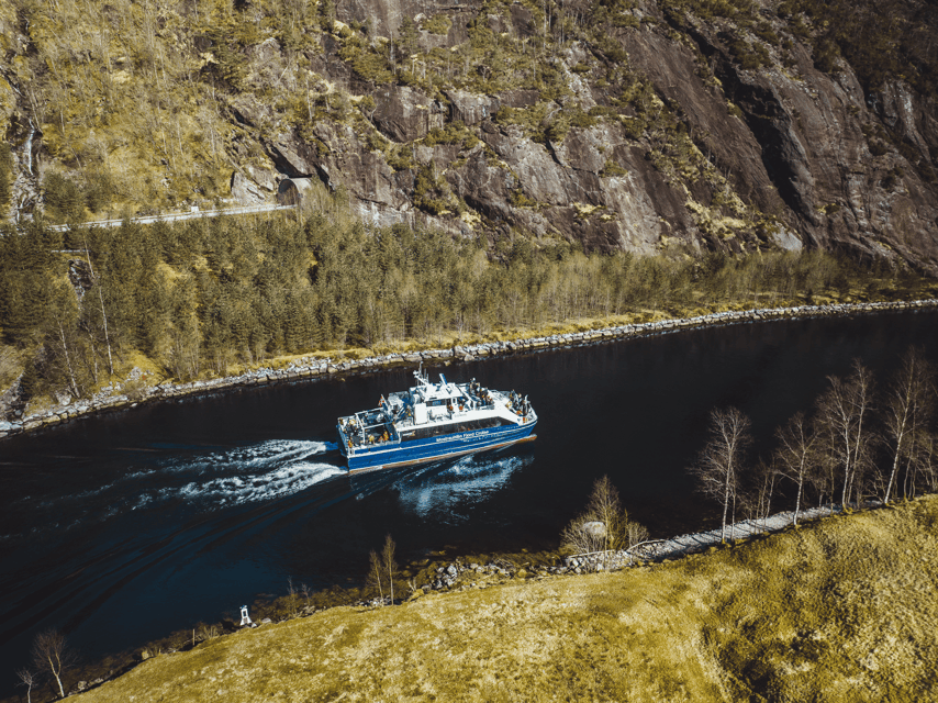 Bergen: Mostraumen Fjord Cruise - with Local Tour Guides - Timing, photo strategy, and what to wear in winter and shoulder seasons
