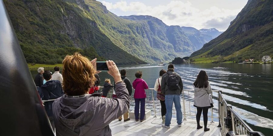 Bergen: Nærøyfjorden, Flåm, and Stegastein Guided Bus Tour - Guides on board: where the tour really gets extra points