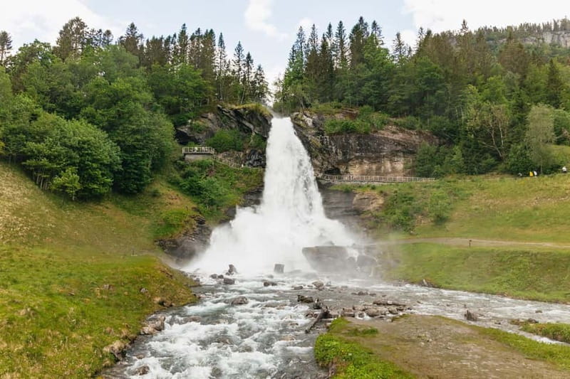 Bergen: Old Town and Waterfalls Guided Tour with Waffles - Waffles, apple drink, and what to plan for food-wise