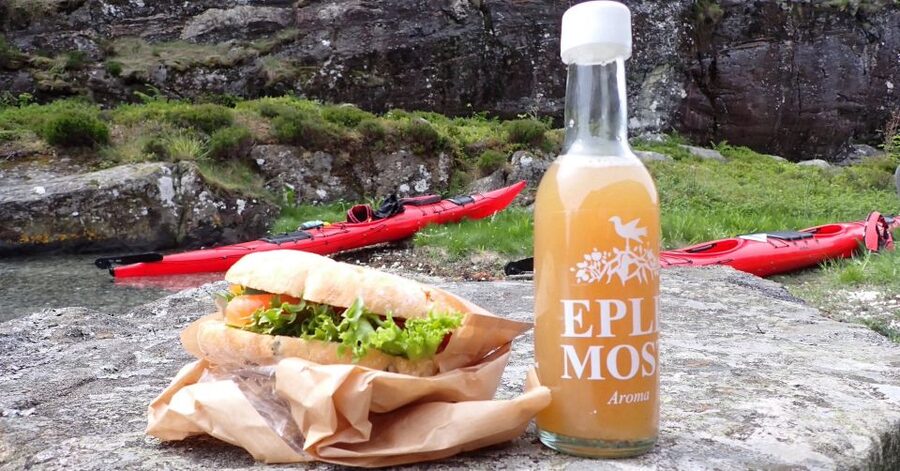 Bergen: Øygarden Islets Guided Kayaking Tour - Lunch on the islets: lefse, wraps, and apple juice break