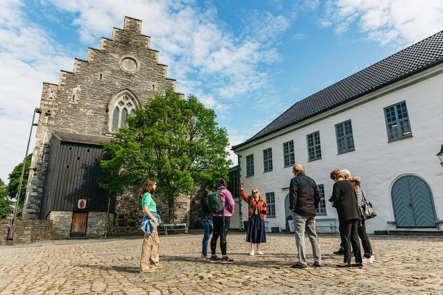 Bergen: Past & Present Small Group Guided Walking Tour - Local alley addresses and Fløibanen: history in small, specific steps