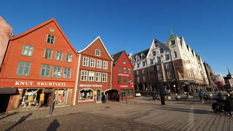 Bergen: Private tour in your own language - Festplassen and Torgallmenningen: start with squares that teach the layout