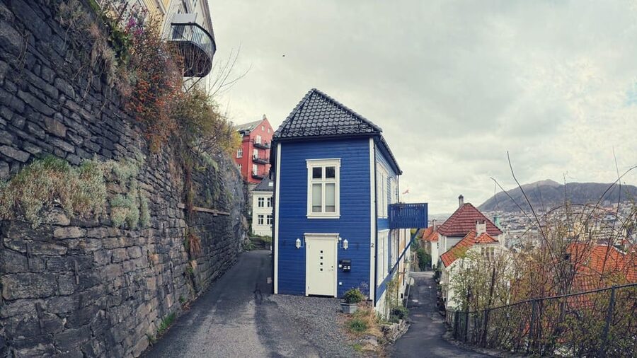 Bergen's Twilight Magic: An Evening Adventure - Alleyway magic: lantern light and turn-by-turn history