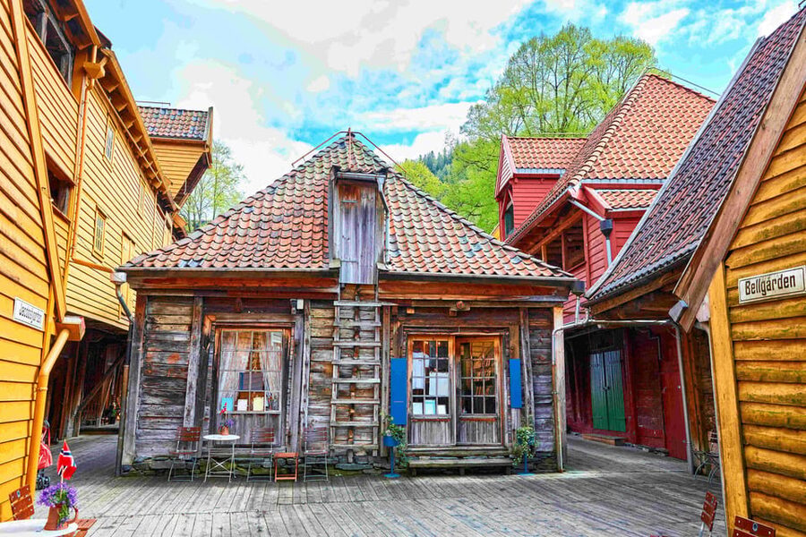 Bergen: Sightseeing Walking Tour with Ferry Ride - Bryggen and the Hanseatic Enclave: the heart of “old Bergen”