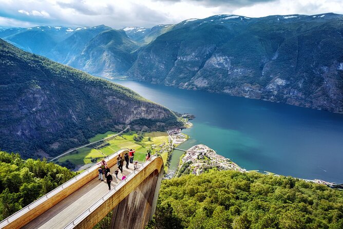 Bergen: UNESCO Fjord Cruise, Flåm & Stegastein - Incl. Lunch - The bus route does more than move you between stops