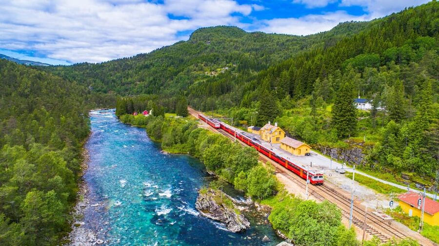 Bergen: Viking Village, Nærøyfjorden Cruise and Flåm Railway - Bergen, in 12 hours: why this route works