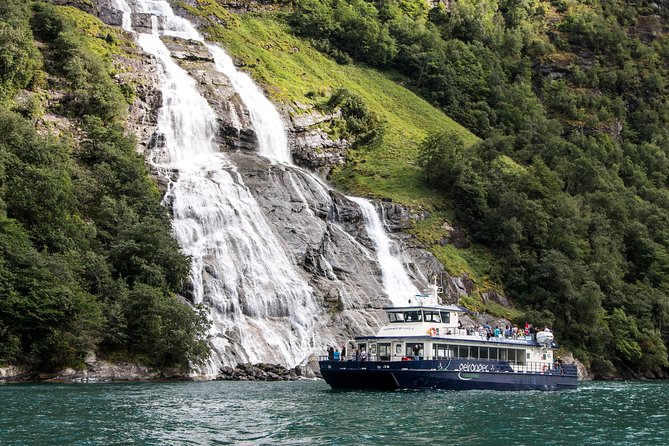 Fjordcruise Ålesund Geirangerfjord T/R - Why the Geirangerfjord cruise feels better on a catamaran