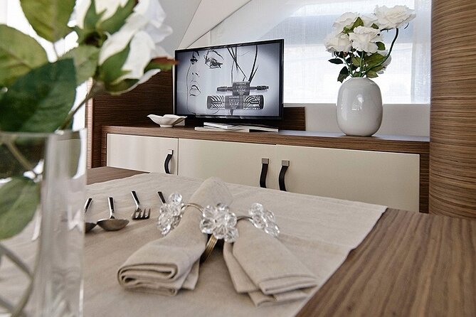 Fjordcruise - Luxury Yacht Arctic Queen - Morning coffee on arrival: the start that sets the tone