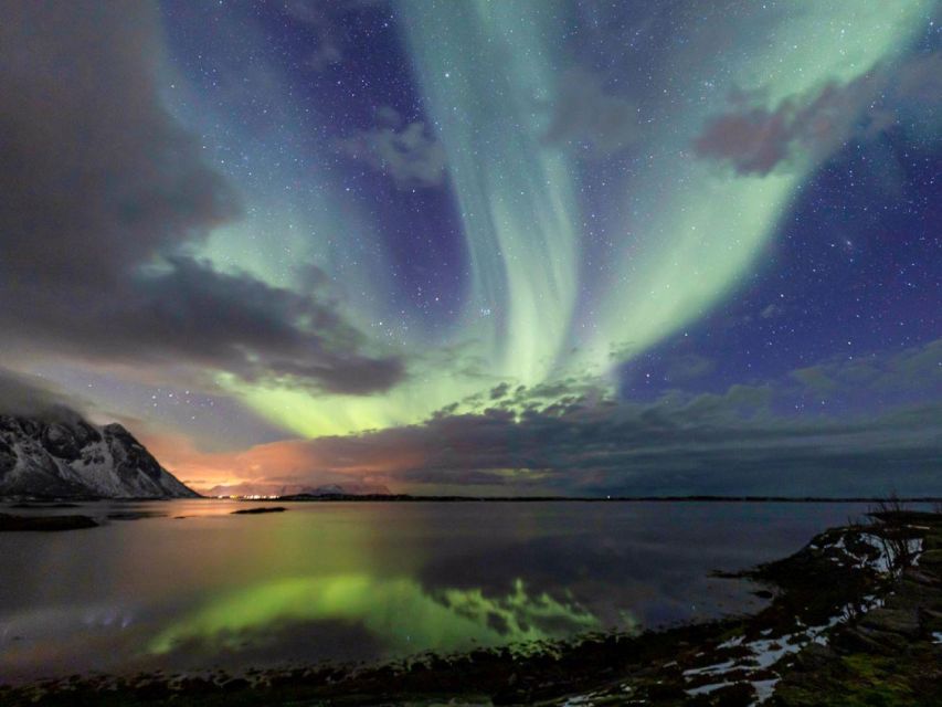 From Svolvær: Guided Northern Lights Tour by Van - What “small group” changes on an aurora night