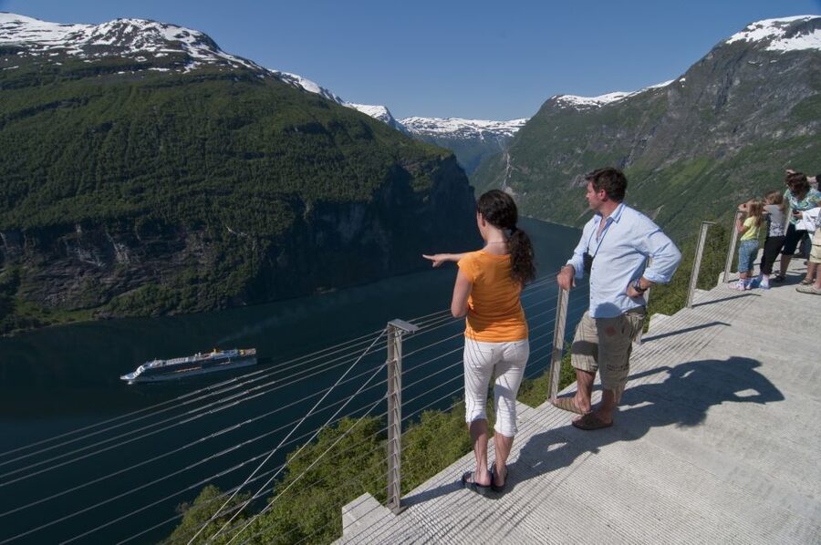 Geiranger: Bus Tour with Multilingual Audio Guide - Key things I’d notice right away