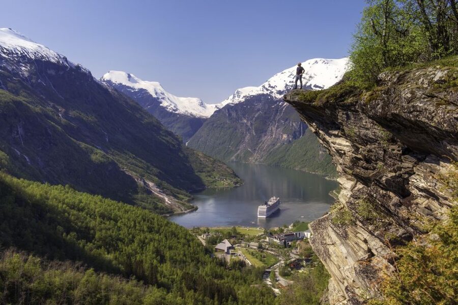Geiranger: Bus Tour with Multilingual Audio Guide - Why Geirangerfjord viewpoints work best with a bus ride