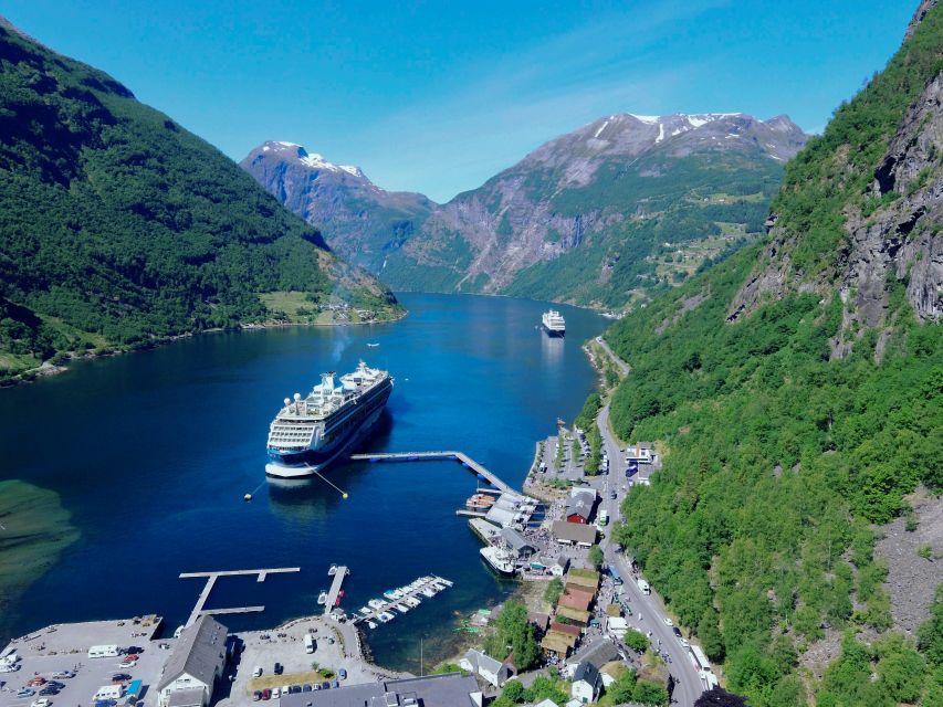 Geiranger: Bus Tour with Multilingual Audio Guide - Flydalsjuvet at 330 meters: gorge depth plus fjord scale