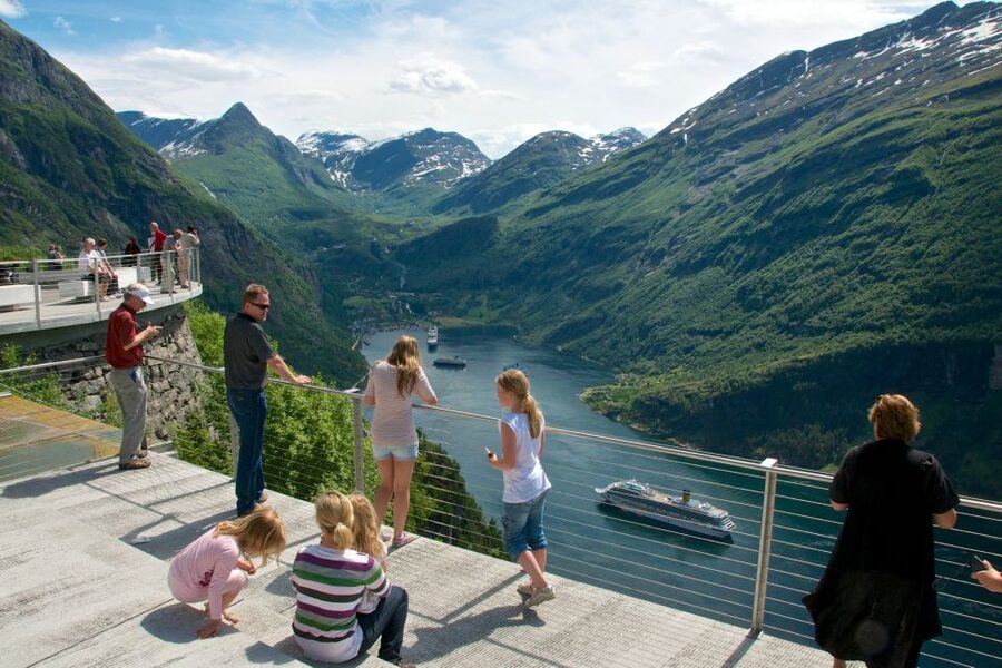 Geiranger: Bus Tour with Multilingual Audio Guide - Eagle Bend’s magic: the moment the view clicks into place