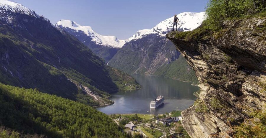 Geiranger: Bus Tour with Multilingual Audio Guide - The 80-minute route: Flydalsjuvet, Eagle Bend, and the Seven Sisters view