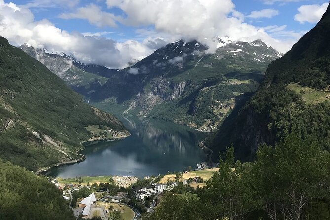 Geiranger: Excursions.no Mount Dalsnibba & Eagle's Bend - Eagle Road and Eagle Bend at Ornevegen: Seven Sisters waterfall views (10 minutes)