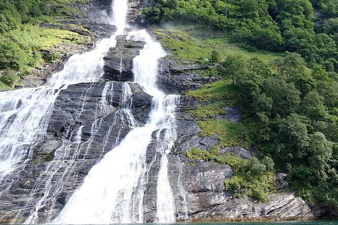 Geiranger Fjord Tour with Waterfall Tasting - Returning Through Geiranger Fjord: Sightseeing Plus One Last Chance for Photos