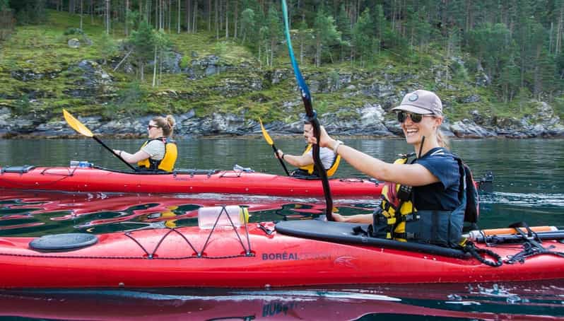 Geiranger: Kayak tour with guide - Getting started at Geiranger Kayak Centre, Homlong
