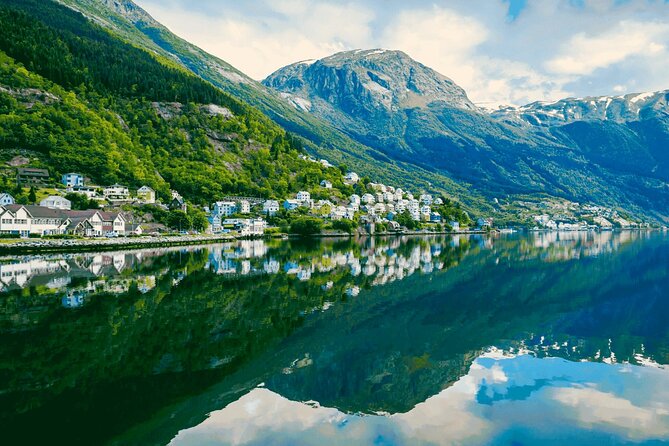 Guided tour to Hardangerfjord with Waterfalls and Ferry Crossing - Key moments worth your attention