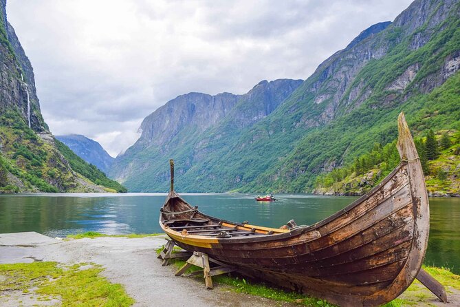 Guided tour to Viking Village, Nærøyfjorden Cruise & Flåm Railway - Morning pit stops: Dale and Tvindefossen (quick, but worth it)
