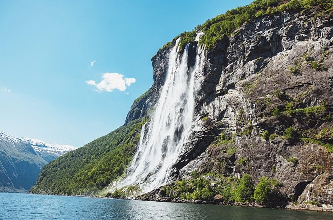 Hellesylt Sightseeing Boat Geirangerfjord - Onboard comfort, café snacks, and the commentary question