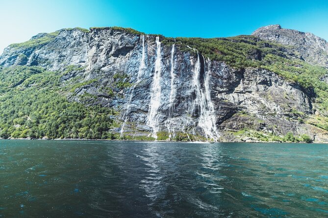 Hellesylt Sightseeing Boat Geirangerfjord - Meeting point at Hellesyltvegen 1, and how to avoid boarding stress