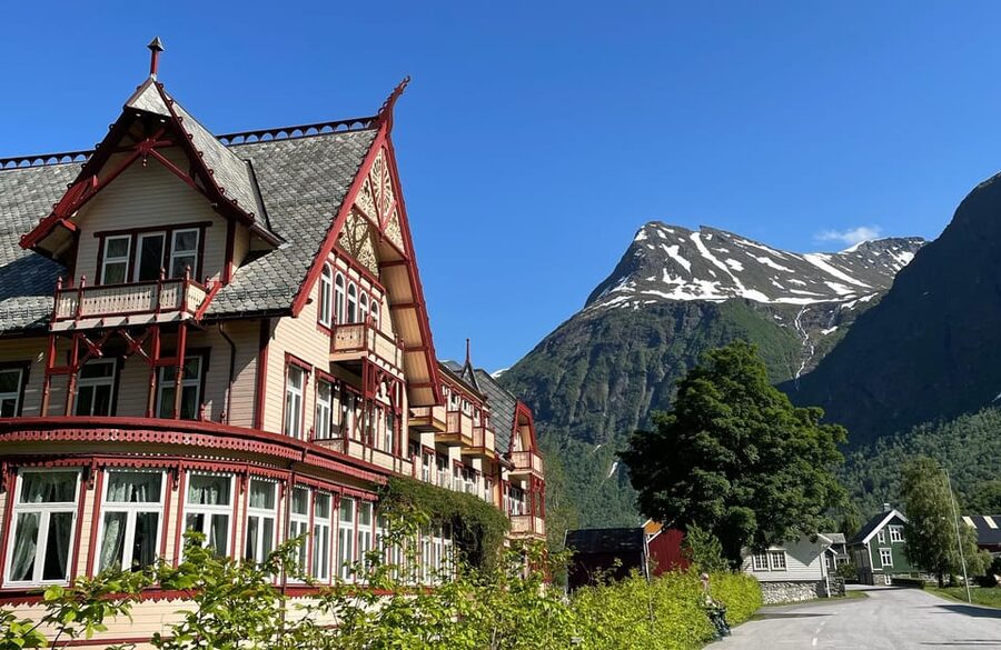 Hjørundfjord Fjord Cruise roundtrip from Ålesund - The 2.5-hour fjord cruise from Ålesund: deck time is the deal