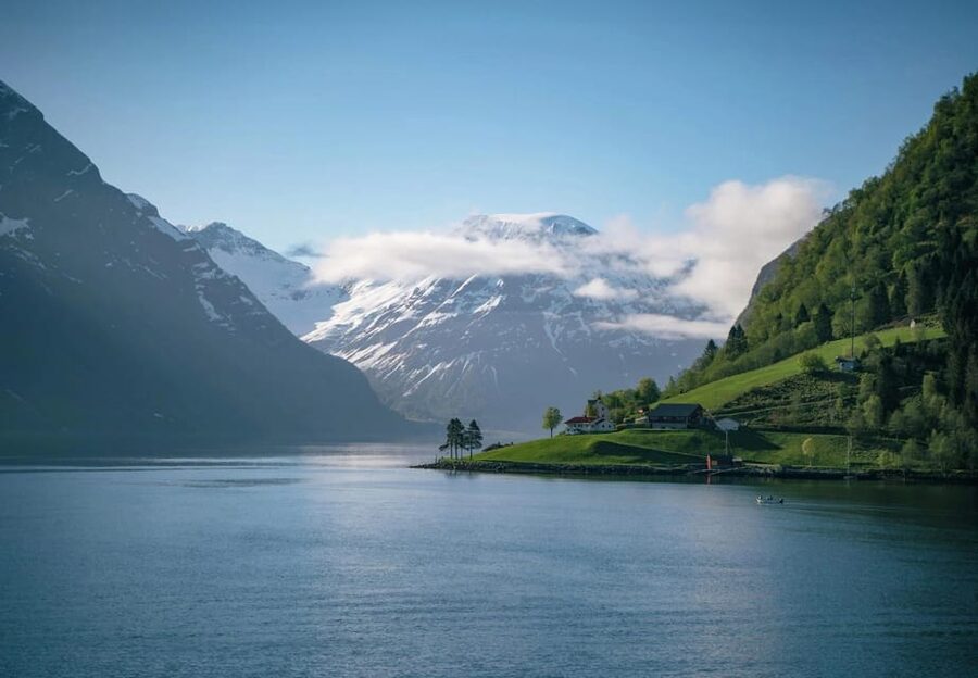 Hjørundfjord Fjord Cruise roundtrip from Ålesund - Getting to the floating pier, then settling into MS Bruvik