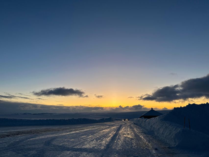Honningsvåg: North Cape Winter Excursion with Entry Ticket - The panoramic film and Cave of Lights: winter weather’s best friend