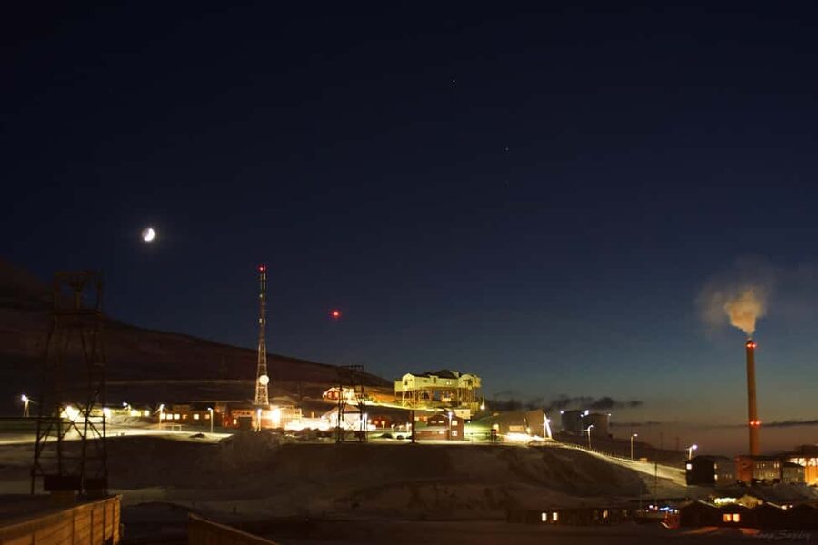 Longyearbyen: Arctic Ocean Swim, Sauna & Sightseeing - Longyearbyen and the Arctic Mood: Quiet Streets, Big Weather
