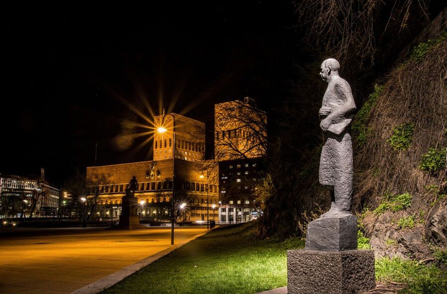 Myth and Legends Oslo Walking Tour - City Hall Swan Fountain to the darker side of Oslo