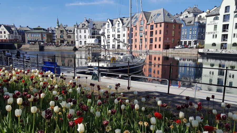 Norwegian Coastal Cities: Smartphone Audio Guide App - Bodø and other Hurtigruten ports: smart pacing between big cities