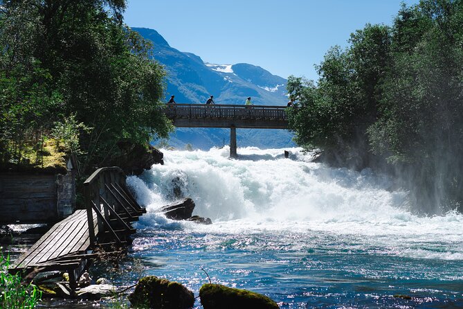 Olden: Fjord e-bike tour - Stop 1: Singerheimen, a story stop at a historic home