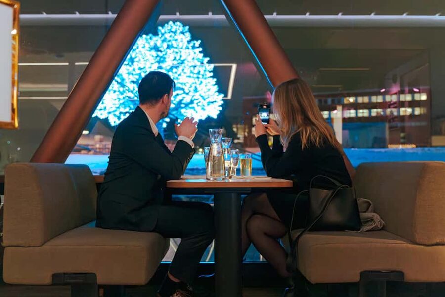 Oslo: 3-Course Dinner & Live Music Cruise on the Oslofjord - Warmth and comfort: temperature control, coats, and window views