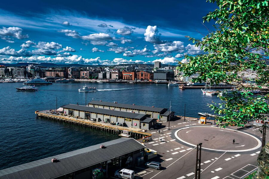 Oslo: 3-hour Highlights & Vigeland Park Private Walking Tour - Akershus Fortress and Bank Square: the harbour view that makes the city feel real