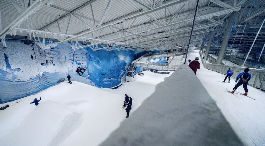 Oslo: Day Pass for Downhill Skiing at SNØ Ski Dome - Getting ready at the Welcome Center and rental rooms