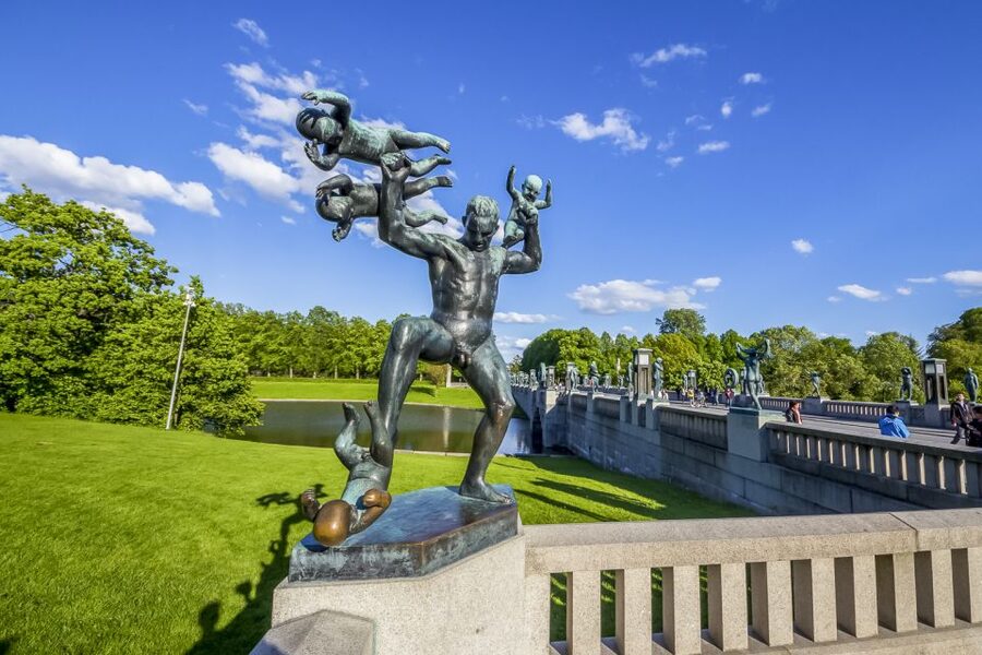 Oslo: Grand City Sightseeing Tour by Bus with Fjord Cruise - Meeting Point at Haakon VIIs Gate: How to Find the Right Bus