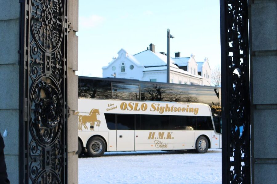Oslo: Guided Oslo Highlights Tour by bus & Oslofjord cruise - First stop: Getting bearings quickly from Haakon VIIs gate
