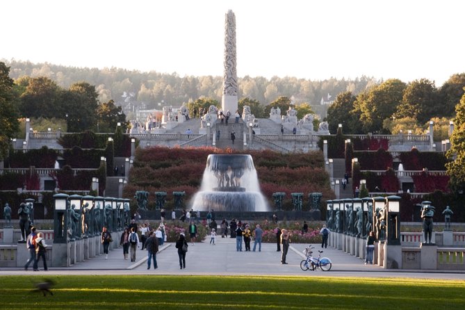 Oslo Highlights Bike Tour - The Royal Palace area: regal outside, a bit of bike effort
