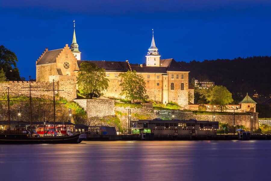 Oslo: Private City Center Highlights Guided Walking Tour - Parliament, the University of Oslo, and the government skyline