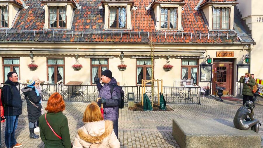 Oslo: Small Group History, Art & Secrets Tour - Akershus Fortress to Bank Square, medieval edges and modern systems